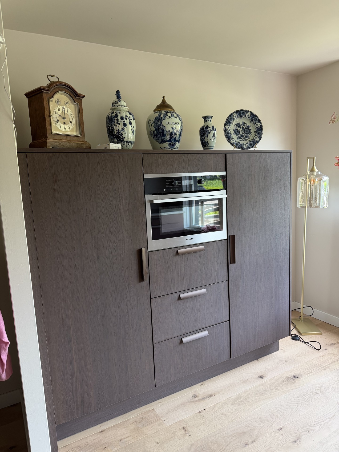 Vernieuwde apparatenwand met mokka eiken deurtjes, Schoonhoven
